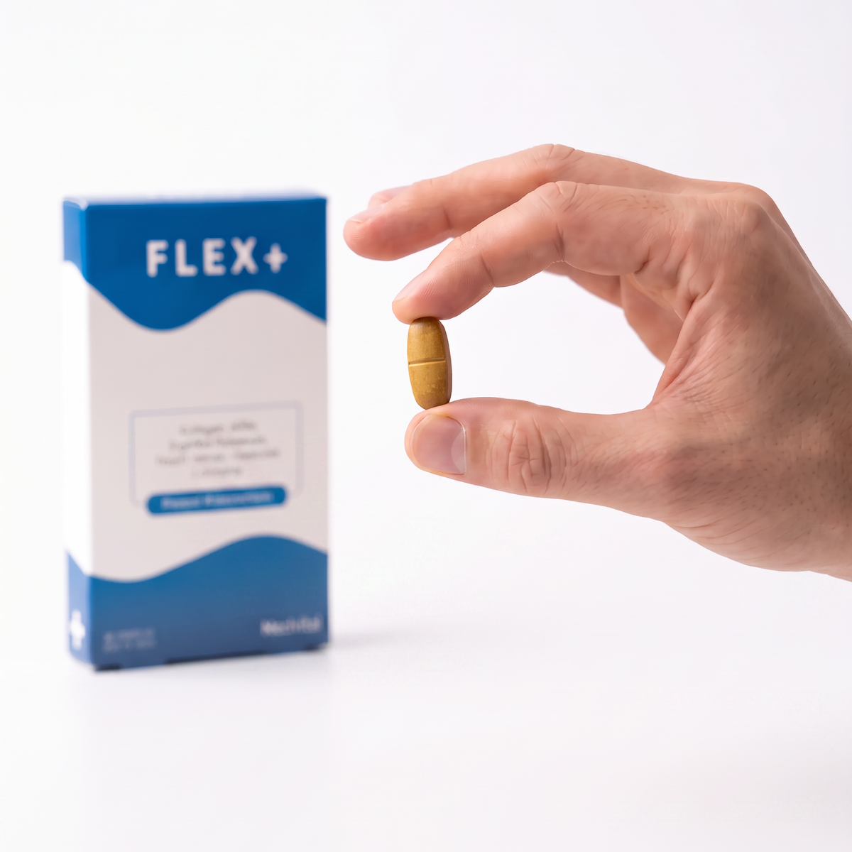 En Flex+-tablett hålls mellan två fingrar framför förpackningen